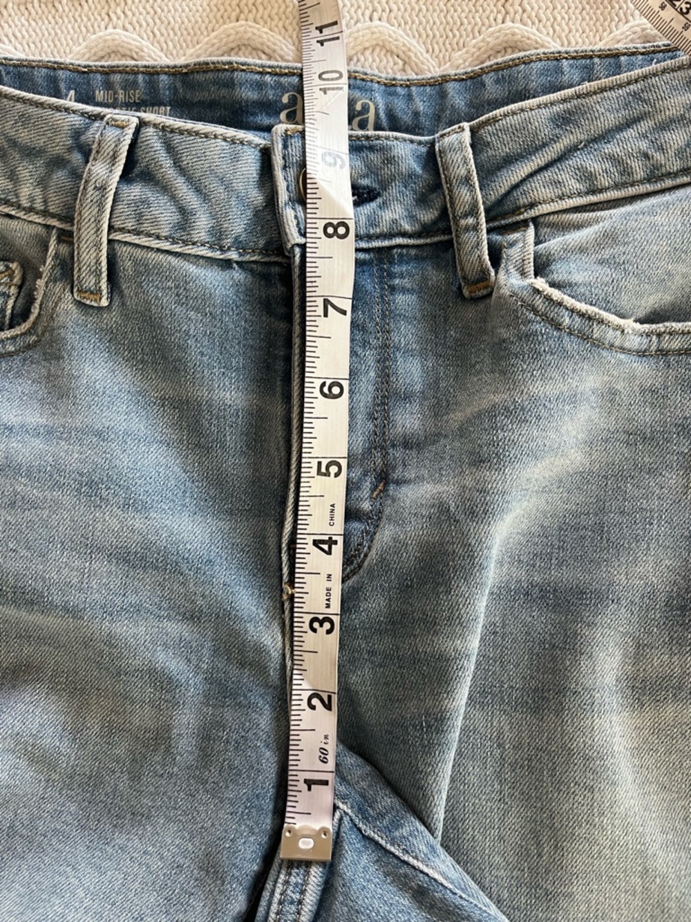 A.n.a. Lighter Wash Distressed Denim Mid-Rise Cutoff Shorts Women’s Size 4 - Picture 9 of 10